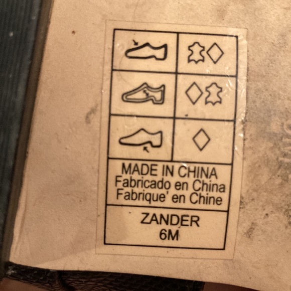 White House Black Market Vintage Strappy Black Flats/Sandals Sz 6M - Picture 7 of 8